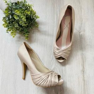 Gorgeous champagne heels. Perfect for a wedding!